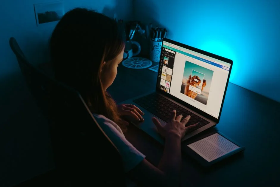 Miniatúrny nákupný vozík položený na klávesnici notebooku, ktorý symbolizuje online nakupovanie a e-commerce.
